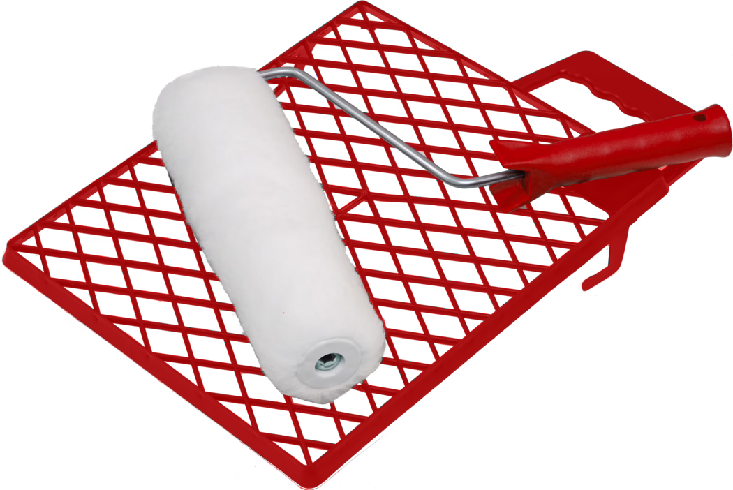 Pajarito_Dummy_Roller Set Easy Line_168977_168978_2021-11 Un rouleau de peinture sur un bac à peinture rouge. Le rouleau est recouvert d'un tissu blanc, prêt à être utilisé pour des tâches de peinture. Le bac présente un motif en grille permettant à l'excès de peinture de couler à nouveau dans le bac. Cet ensemble est typique pour les projets de bricolage et d'amélioration de l'habitat.