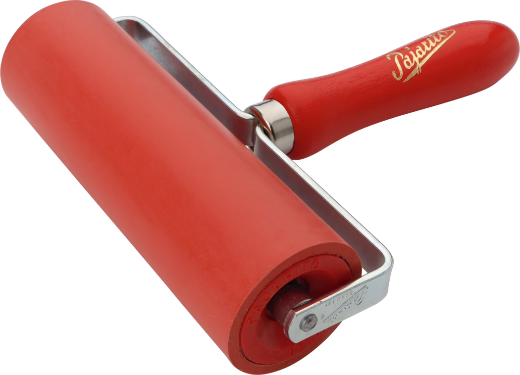 Un rouleau en caoutchouc rouge avec une poignée en bois, utilisé principalement pour l'artisanat ou la peinture. Le rouleau est monté sur un cadre en métal et est idéal pour une application uniforme de peinture ou d'encre. La poignée est conçue de manière ergonomique pour un confort de prise.