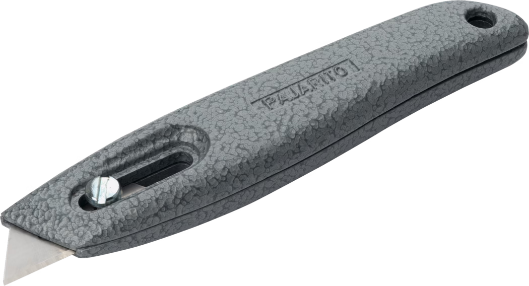 Un cutter gris avec une poignée texturée et une lame visible. La poignée a un trou pour un rangement facile et une vis qui maintient la lame en place.