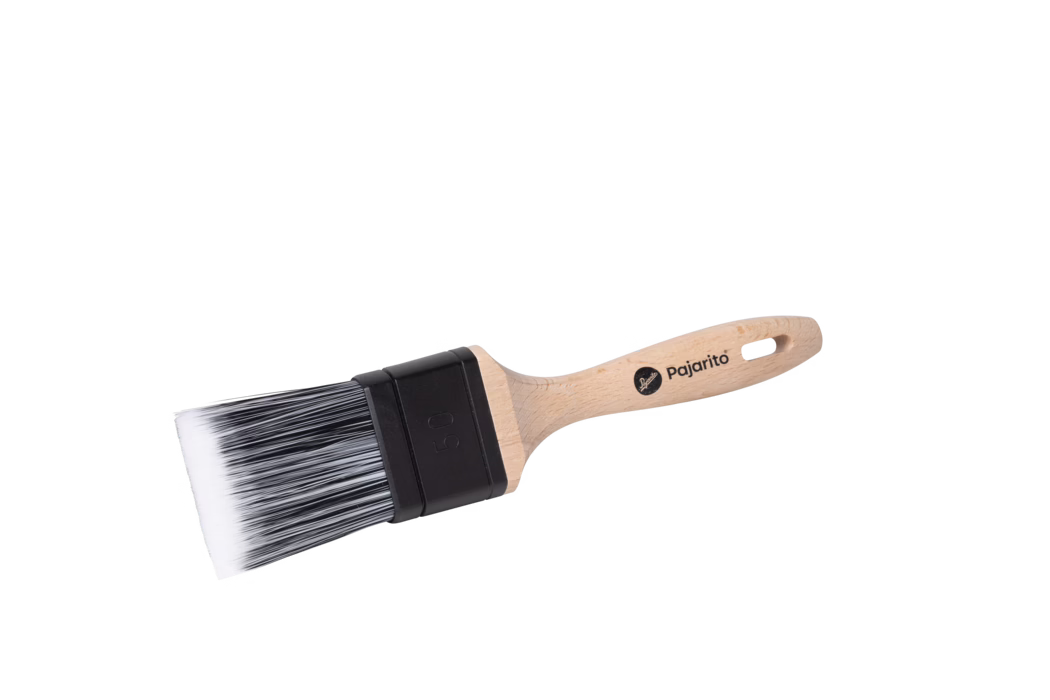 Pajarito_Dummy_Flat brush Water Maxx P-Line_179076_179077_179078_179079_2024-02 Cette image représente un pinceau de haute qualité avec des poils en synthétique. Le pinceau a un design élégant et possède un manche en bois poli pour une prise en main confortable. Les poils sont épais, permettant une application de peinture lisse et uniforme. Le tête du pinceau est fixée avec un fer noir qui ajoute durabilité et élégance. Le nom de la marque 'Pajarito' est gravé sur le manche en bois, mettant en valeur la qualité de l'outil. L'arrière-plan est blanc pur, soulignant les caractéristiques du pinceau.