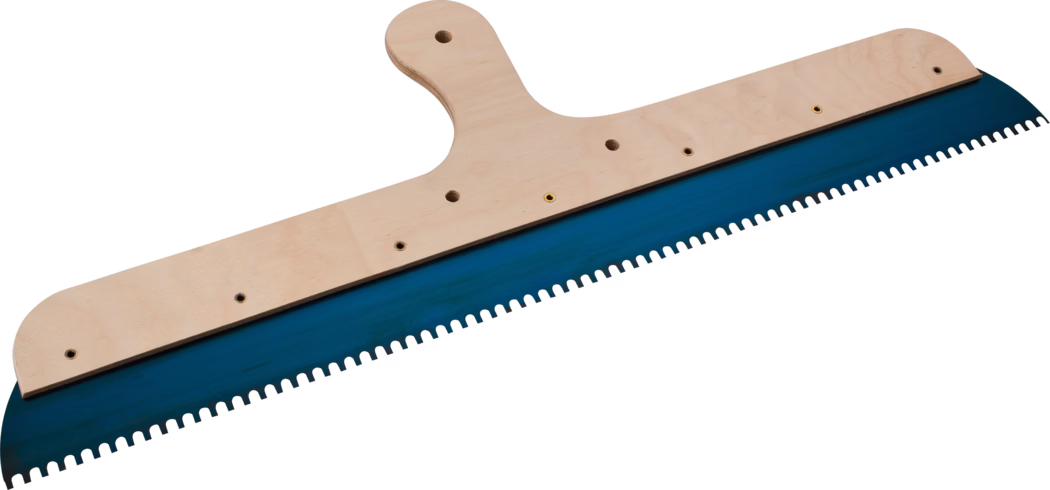 Pajarito_Dummy_Swedish squeegee_012860_2021-02 Un grand outil de raclage en bois et bleu utilisé pour lisser les surfaces. La poignée est en bois clair, ergonomiquement conçue pour un confort de prise. La lame est longue, avec un bord tranchant et une série de dents espacées uniformément sur le bas, idéale pour racler et niveler les matériaux. Le bois a une finition naturelle qui met en valeur son grain, tandis que la peinture bleue sur la lame ajoute une touche de couleur.