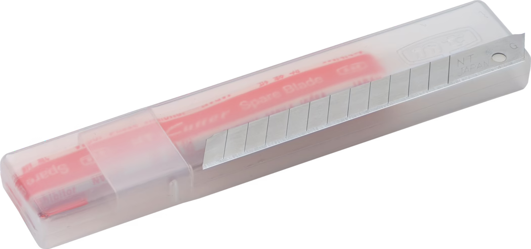 Un cutter de précision avec un boîtier transparent, montrant la lame en métal et les lames de rechange à l'intérieur. Le cutter présente des lignes marquées sur la lame indiquant les longueurs de coupe, et le boîtier est conçu pour garder les lames organisées et sécurisées.