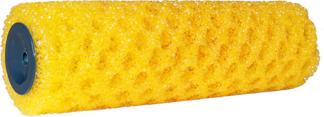 Pajarito_Dummy_Pea hole Easy Line_168951_2021-11 Une image en gros plan d'un rouleau à peinture jaune avec une surface texturée, conçu pour la peinture. Le rouleau a une extrémité en plastique bleu et est recouvert d'un matériau semblable à une éponge qui semble idéal pour appliquer de la peinture uniformément sur diverses surfaces.