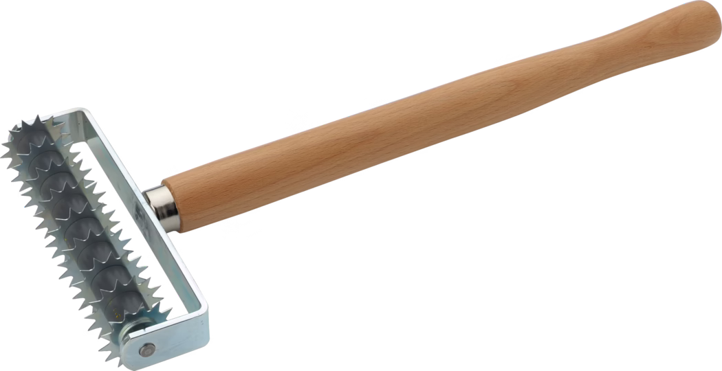 Un outil de cuisine en métal avec un manche en bois et une roulette recouverte de pointes, généralement utilisé pour étaler ou couper de la pâte.