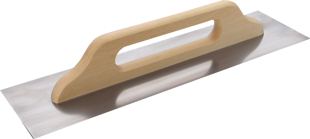 Pajarito_Dummy_Trowel P-Line wide bead_013680_2021-09 Une taloche en acier inoxydable avec une longue lame métallique rectangulaire polie et une poignée en bois clair munie d'une ouverture ovale allongée, photographiée sur fond blanc.