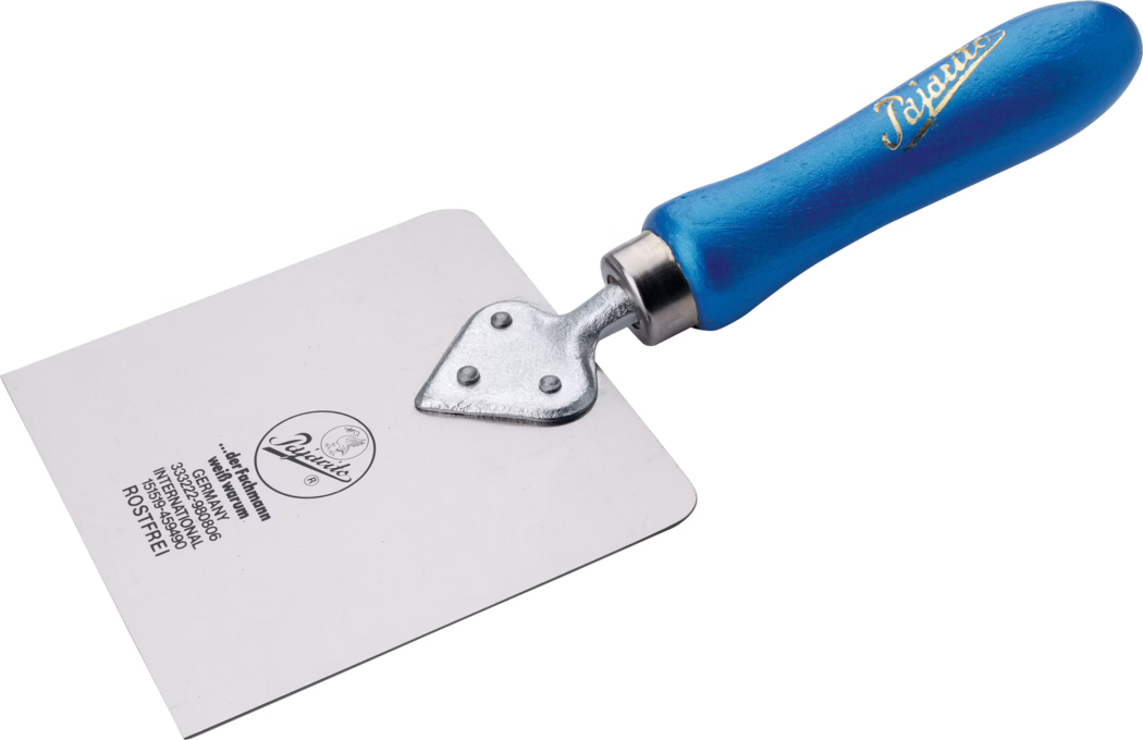 Gros plan d'une spatule / taloche en acier inoxydable à lame rectangulaire et plate avec un angle arrondi et des marquages imprimés du fabricant ; la lame est reliée par un court col métallique fixé par trois rivets à un manche ergonomique en bois peint en bleu portant un logo en écriture dorée. La lame fine et légèrement réfléchissante paraît propre et est présentée sur fond blanc ; l'outil sert à appliquer et lisser le plâtre, le mortier ou des adhésifs.