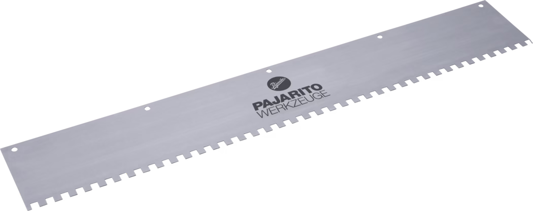 Un outil en métal droit avec un bord dentelé, affichant le nom de la marque 'Pajarito Werkzeuge' de manière proéminente sur sa surface. L'outil semble être conçu pour une découpe ou un raclage de précision, présentant une finition métallique lisse et plusieurs trous le long de son bord supérieur, probablement pour le suspendre ou le monter.