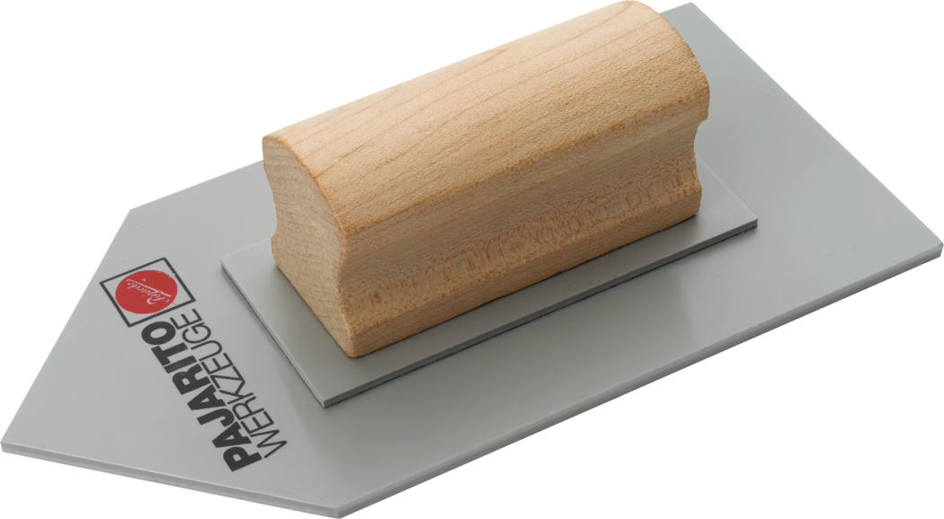 Une truelle de haute qualité conçue pour lisser les surfaces, dotée d'un manche en bois lisse et d'une lame en acier inoxydable rectangulaire. Le manche de la truelle est ergonomique, offrant une prise agréable pour un usage prolongé. Le logo 'PAJARITO WERKZEUGE' est clairement imprimé sur la lame, indiquant l'identité et le savoir-faire de la marque. L'ensemble du design met l'accent sur la durabilité et l'efficacité, ce qui en fait un outil essentiel pour le plâtrage et d'autres tâches de finition.