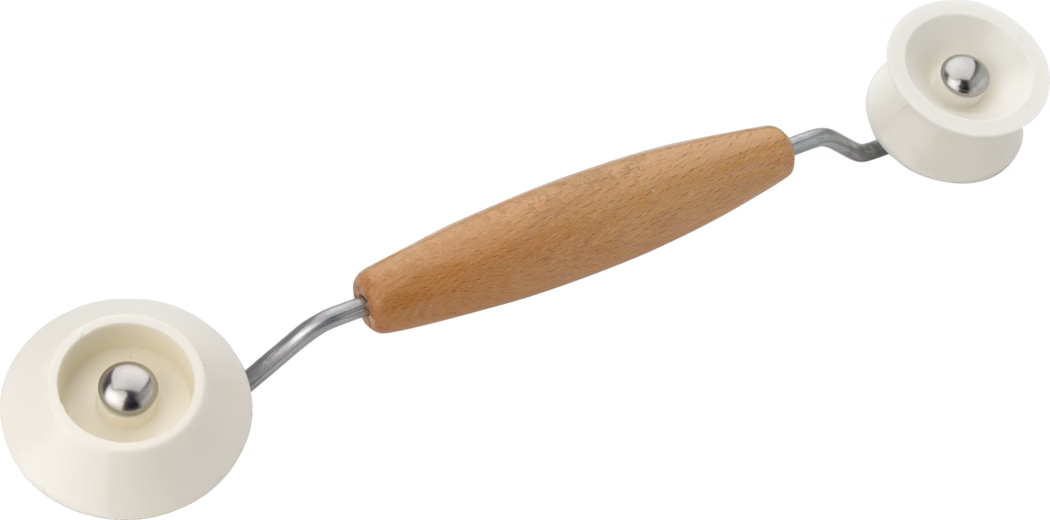 Un outil avec un manche en bois et deux roues blanches, généralement utilisé pour lisser ou rouler des matériaux.