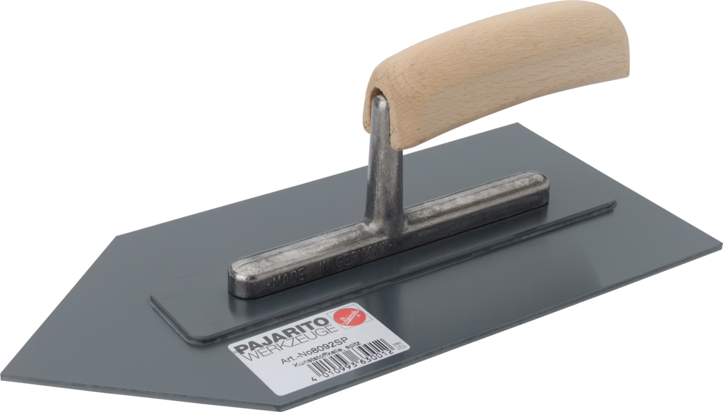 Une truelle avec un manche en bois et une lame en métal, avec un design rectangulaire. La lame est peinte en gris et porte une étiquette affichant la marque 'Pajarito' ainsi qu'un numéro d'article et un code-barres. Le manche est conçu de manière ergonomique pour faciliter l'utilisation.