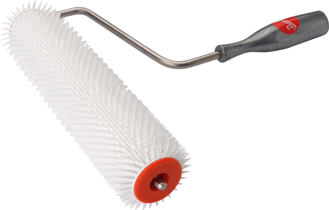 Un rouleau à peinture avec un design de poils blancs unique, doté d'une poignée en métal avec une étiquette de marque rouge. Le rouleau est utilisé pour appliquer la peinture de manière uniforme sur de grandes surfaces et a une texture distinctive qui aide à la distribution de la peinture.
