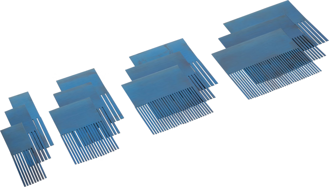 Une collection de peignes en plastique bleu disposés par tailles croissantes de gauche à droite. Les peignes ont une poignée plate avec plusieurs dents étroites s'étendant vers le bas, créant un motif uniforme et visuellement attrayant. L'arrière-plan est blanc, ce qui met en valeur la couleur bleue vibrante des peignes.