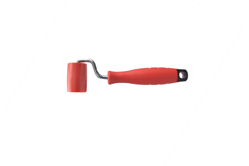 Pajarito_Dummy_Seam roller barrel smooth_034380_2021-02 Un petit rouleau de peinture avec une poignée rouge et un rouleau cylindrique. Le rouleau est conçu pour une application lisse de la peinture sur diverses surfaces, ce qui le rend adapté aux projets de bricolage et d'amélioration de la maison.