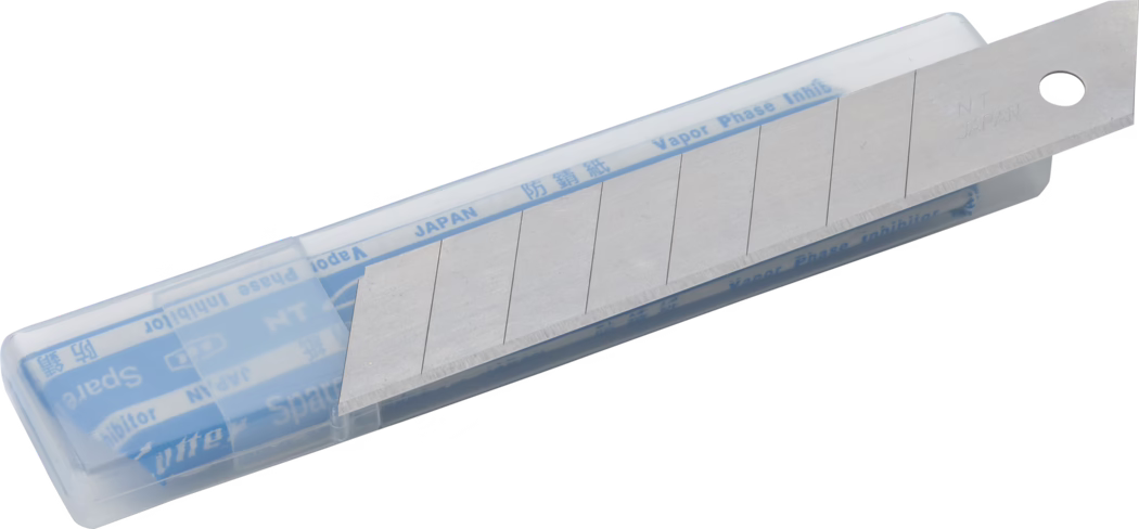 Pajarito_Dummy_Snap-off blades 18mm NT BL1-P_038752_2021-02 Un outil de coupe de précision avec une lame rétractable logée dans un boîtier en plastique. La lame est conçue pour des tâches de coupe détaillées et est en métal pour plus de durabilité. Le boîtier est semi-transparent et affiche diverses étiquettes, y compris le nom du fabricant et les spécifications. Idéal pour le bricolage, la modélisation ou tout travail de coupe détaillé.