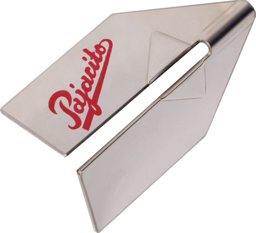 Un support à livres en métal brillant avec un logo rouge distinctif portant le nom 'Pajarito'. Le support présente un design simple et fonctionnel, lui permettant de maintenir des livres ou des documents en position verticale. La surface réfléchissante suggère une finition polie, tandis que la forme angulaire ajoute une touche moderne à l'objet.