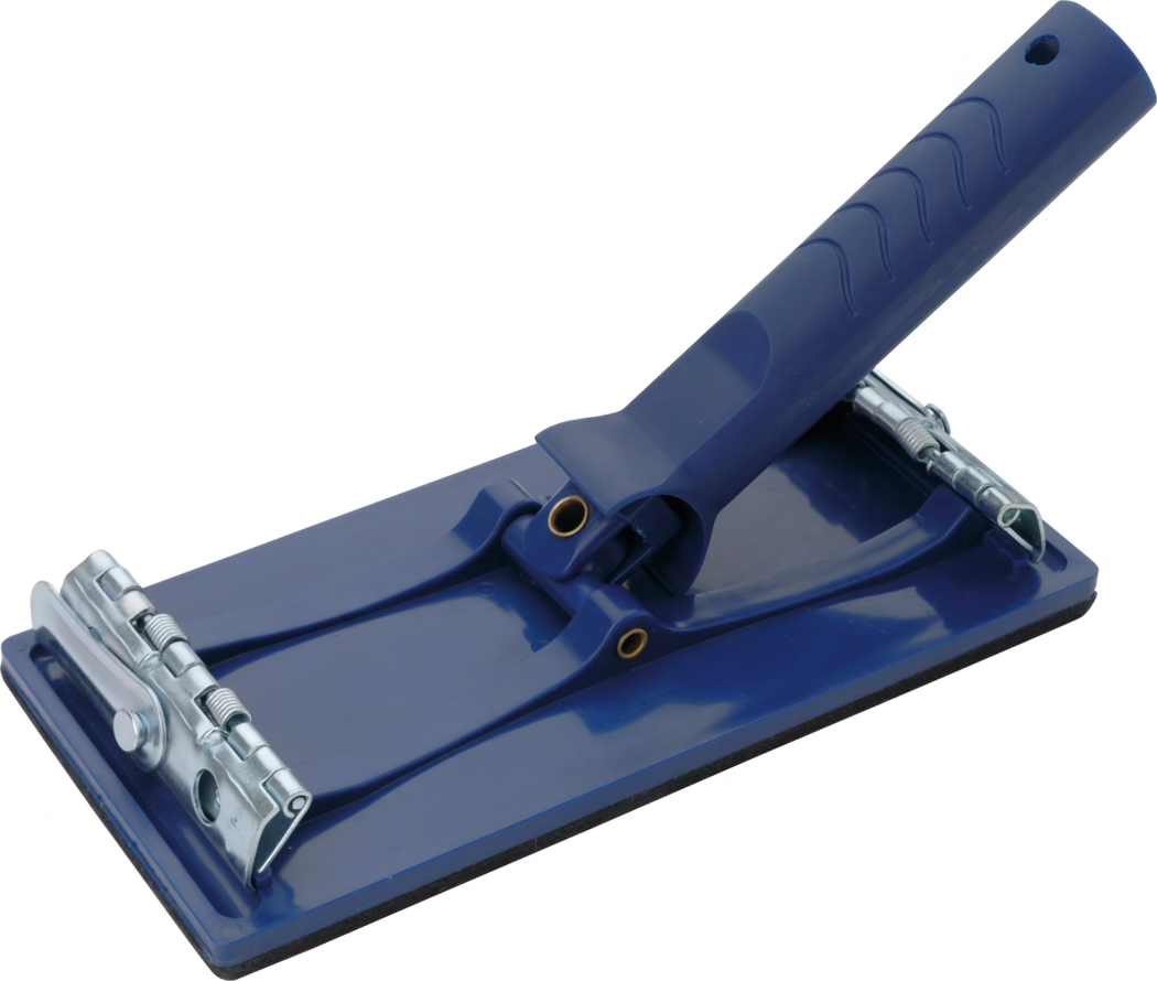 Un outil de nettoyage bleu avec un manche et une surface plane. Le manche est en plastique bleu et a une prise texturée. La surface plane est rectangulaire et a des composants métalliques attachés, indiquant qu'il peut être utilisé pour gratter ou étaler des matériaux. Dans l'ensemble, le design suggère qu'il est destiné à des travaux de nettoyage ou d'entretien.