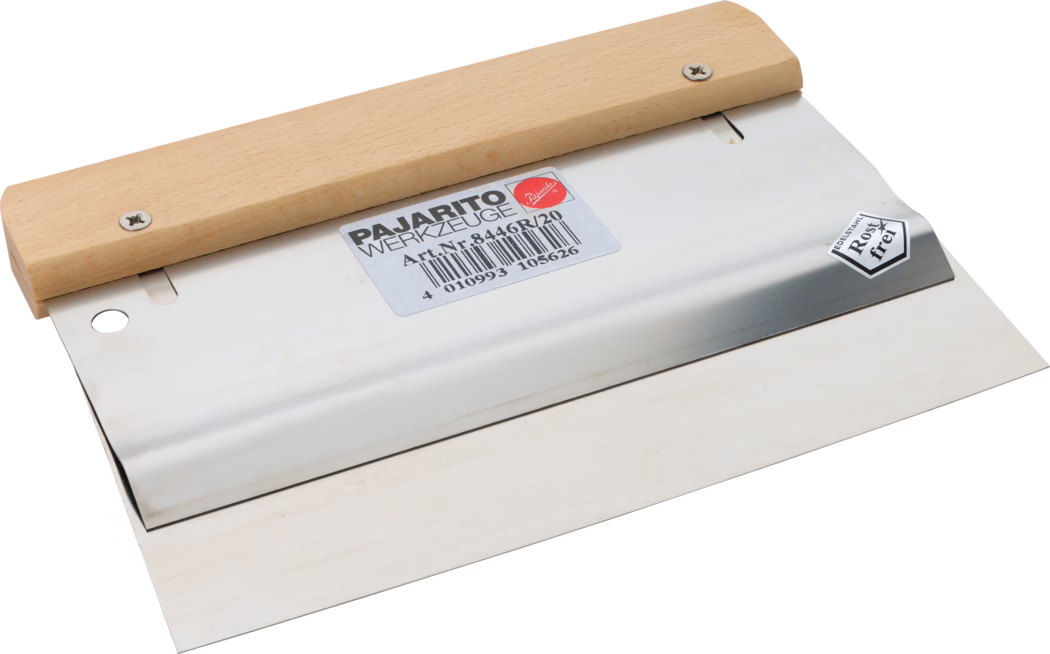 Une truelle métallique avec un manche en bois, couramment utilisée pour le plâtrage et le lissage des surfaces. La lame est en acier inoxydable, indiqué par l'étiquette 'rostfrei', et dispose d'un bord lisse pour un travail précis.