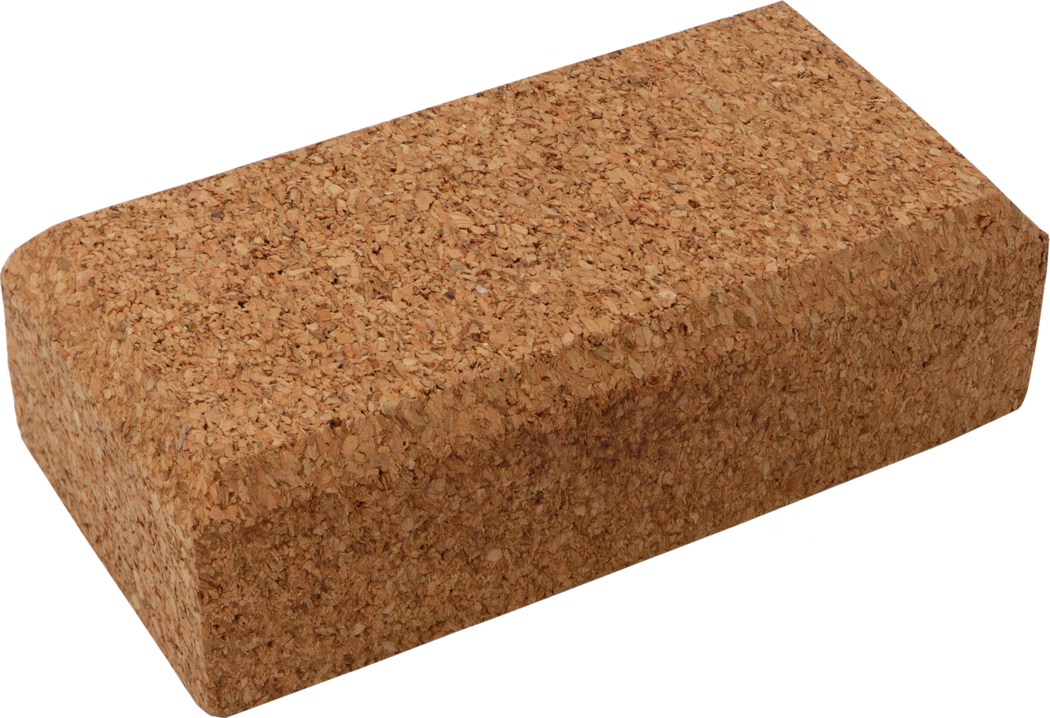 Pajarito_Dummy_Sanding block made of cork _039079_2021-02 Un bloc rectangulaire en liège naturel, présentant une surface texturée avec des granules distincts. Les bords sont légèrement arrondis, lui donnant une apparence lisse. La couleur du liège est marron clair avec des variations de ton, mettant en valeur ses origines naturelles.